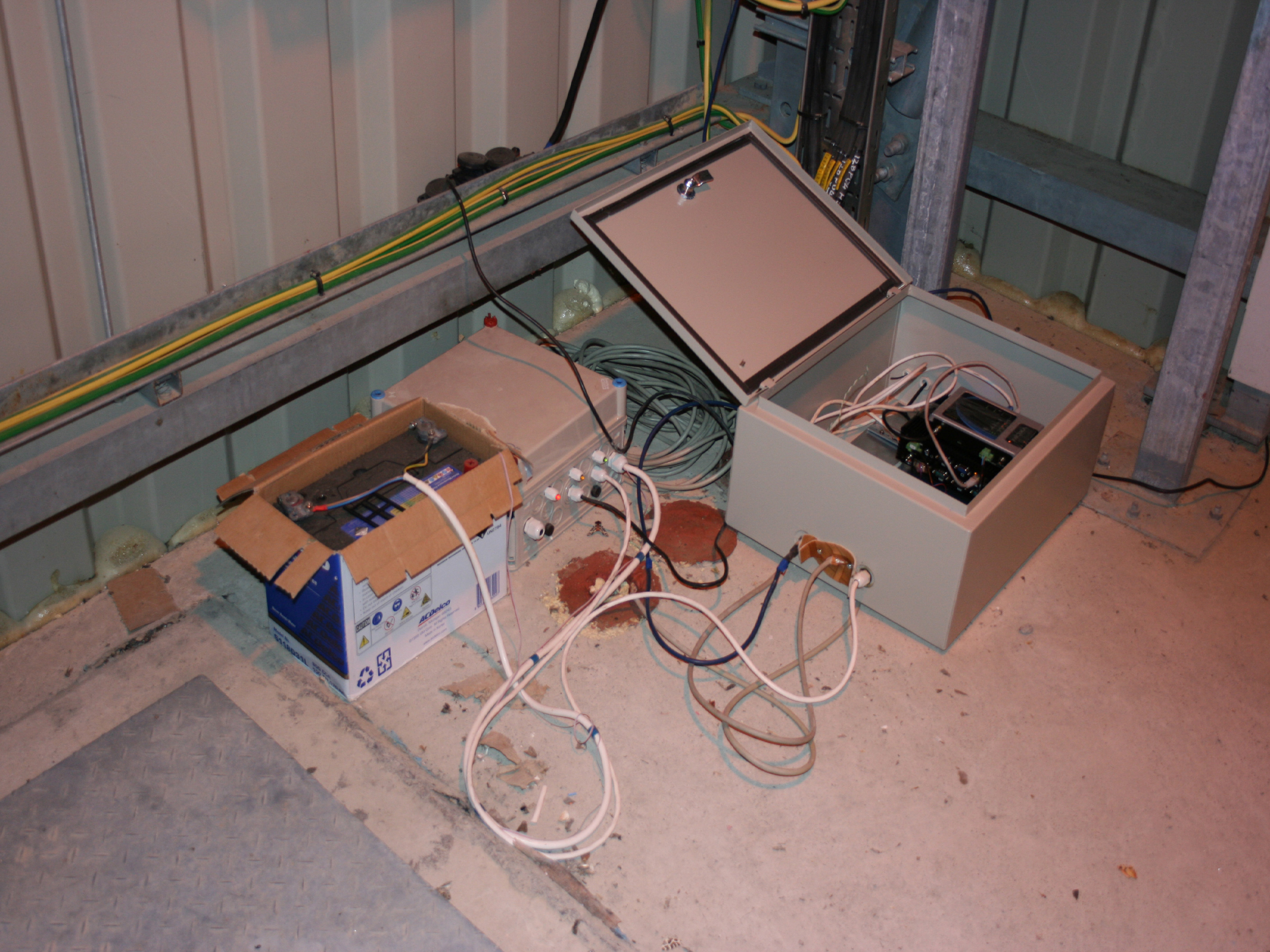 Пример смонтированного регистрирующего оборудования в пунктах наблюдений на севере Сахалина